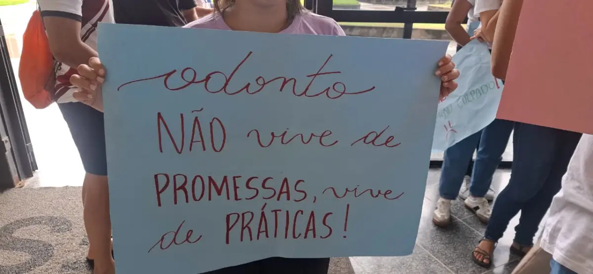 Estudantes de odontologia da Uefs realizam manifestação
