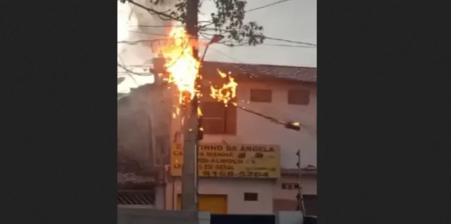 Fiação de poste em frente à Policlínica do Feira X pega fogo e deixa pacientes e moradores sem energia, em Feira de Santana