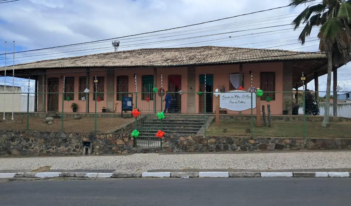 Lançamento do livro de Célia Zhain no Casarão dos Olhos D'água
