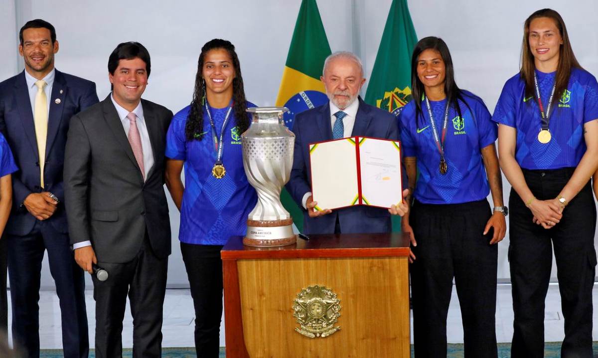 Lula diz que enviará projeto de lei para incentivar futebol feminino