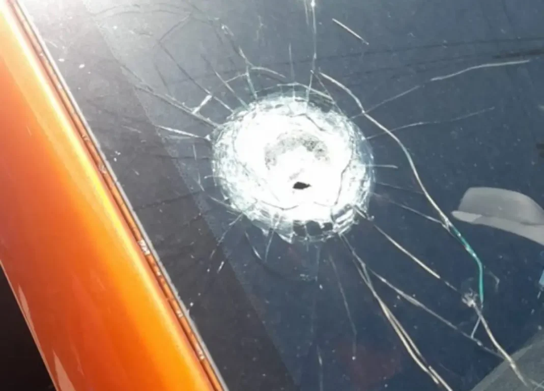 Carro de narrador esportivo é atingido por disparo em Salvador