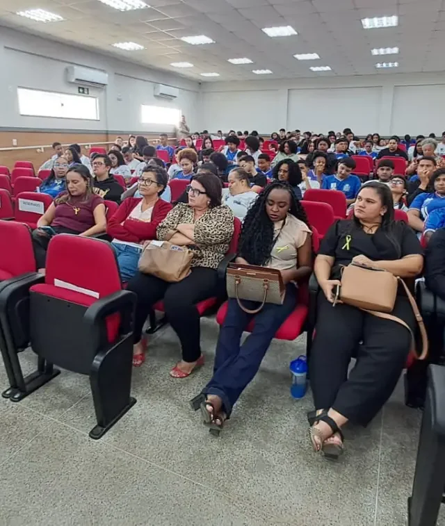 Palestra debate uso responsável das redes sociais e saúde mental dos adolescentes