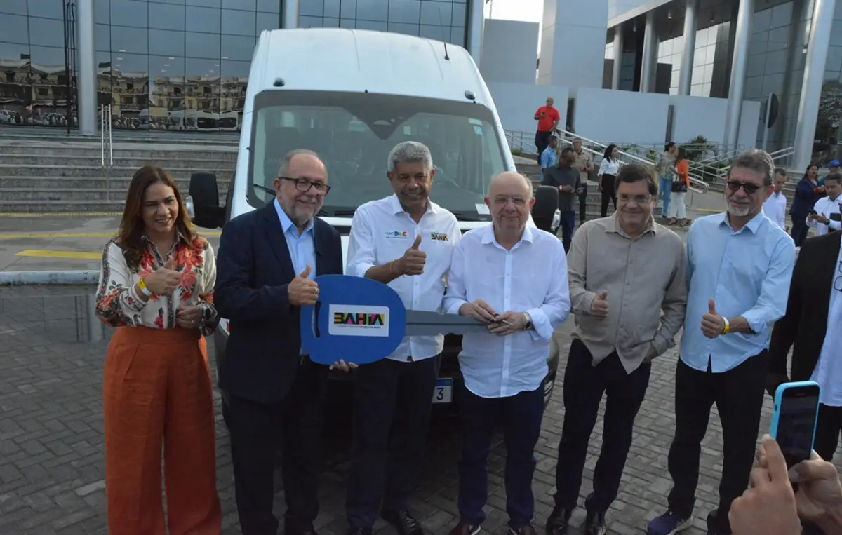 Prefeitura de Feira passa a contar com novo micro-ônibus para transportar pacientes para Salvador