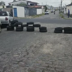 Moradores interditam rua na Queimadinha para cobrar pavimentação: “Só restam 300 metros; rua está abandonada”