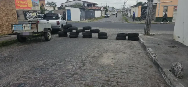 Moradores interditam rua na Queimadinha para cobrar pavimentação: “Só restam 300 metros; rua está abandonada”