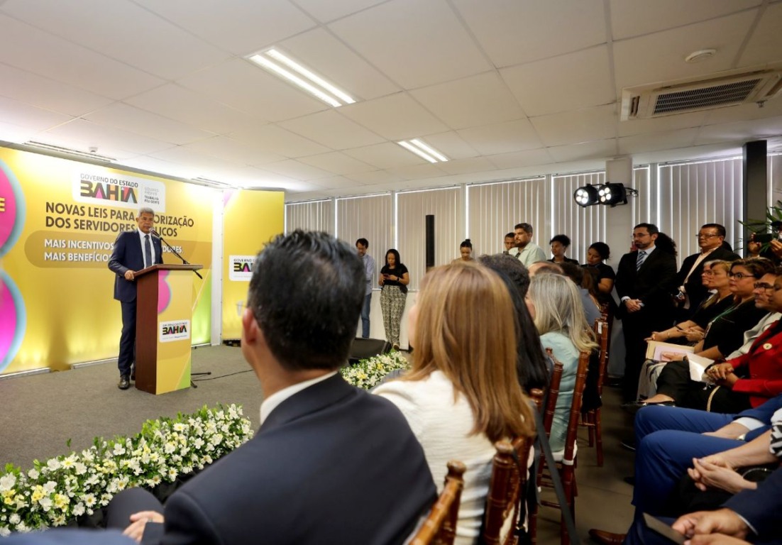 Governador Jerônimo Rodrigues sanciona leis com ganhos salariais para 45 mil servidores públicos da Bahia Governador Jerônimo Rodrigues sanciona leis com ganhos salariais para 45 mil servidores públicos da Bahia