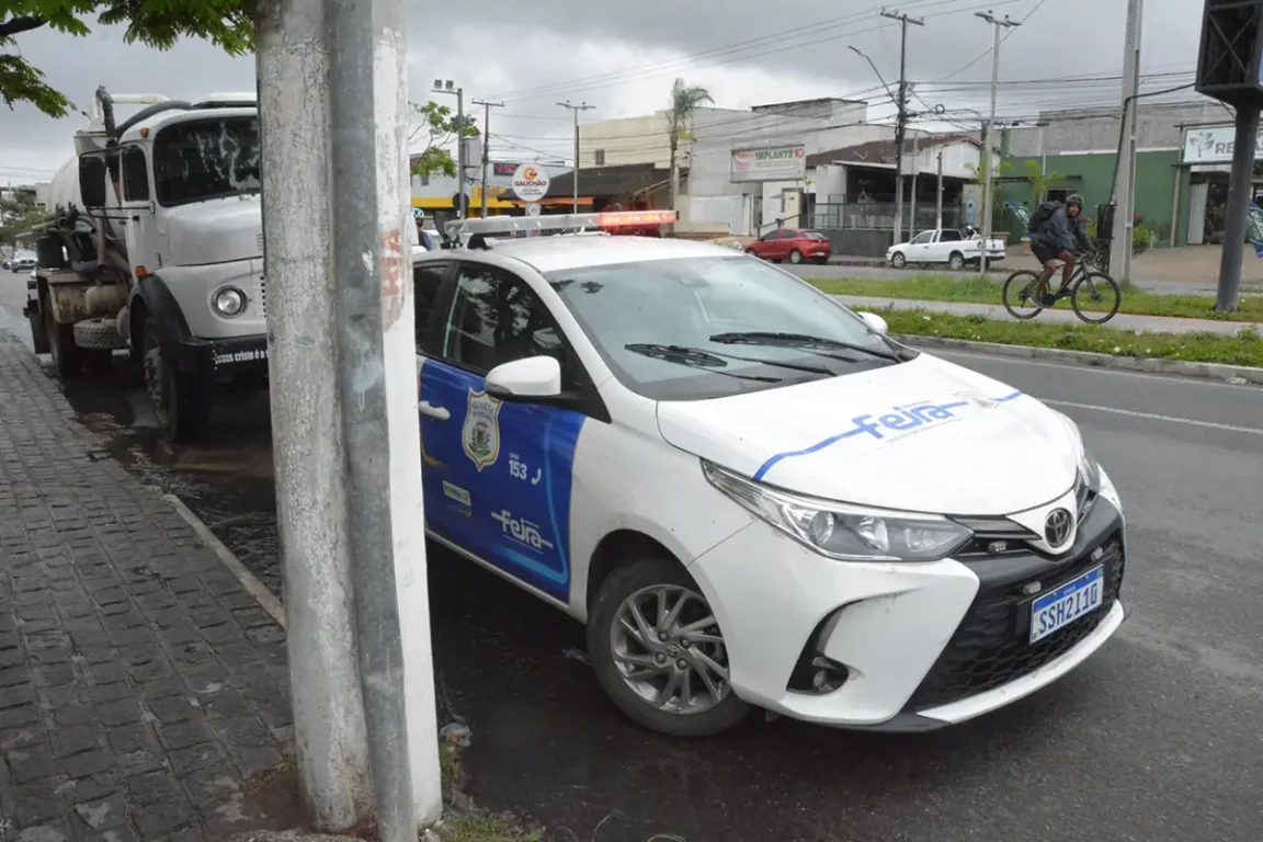 Caminhão limpa-fossa é flagrado ao realizar descarte irregular de esgoto