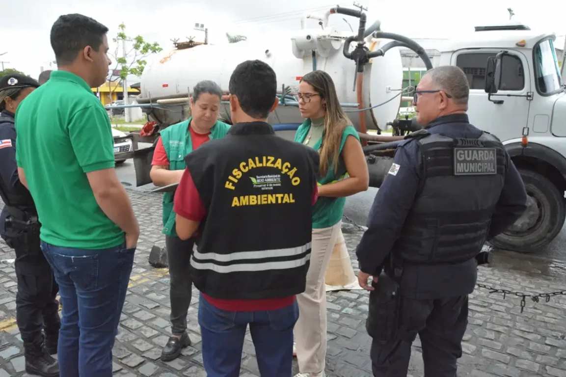 Caminhão limpa-fossa é flagrado ao realizar descarte irregular de esgoto