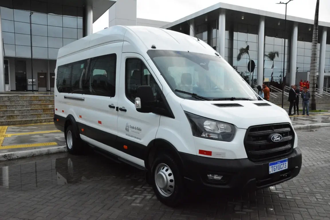 Prefeitura de Feira passa a contar com novo micro-ônibus para transportar pacientes para Salvador