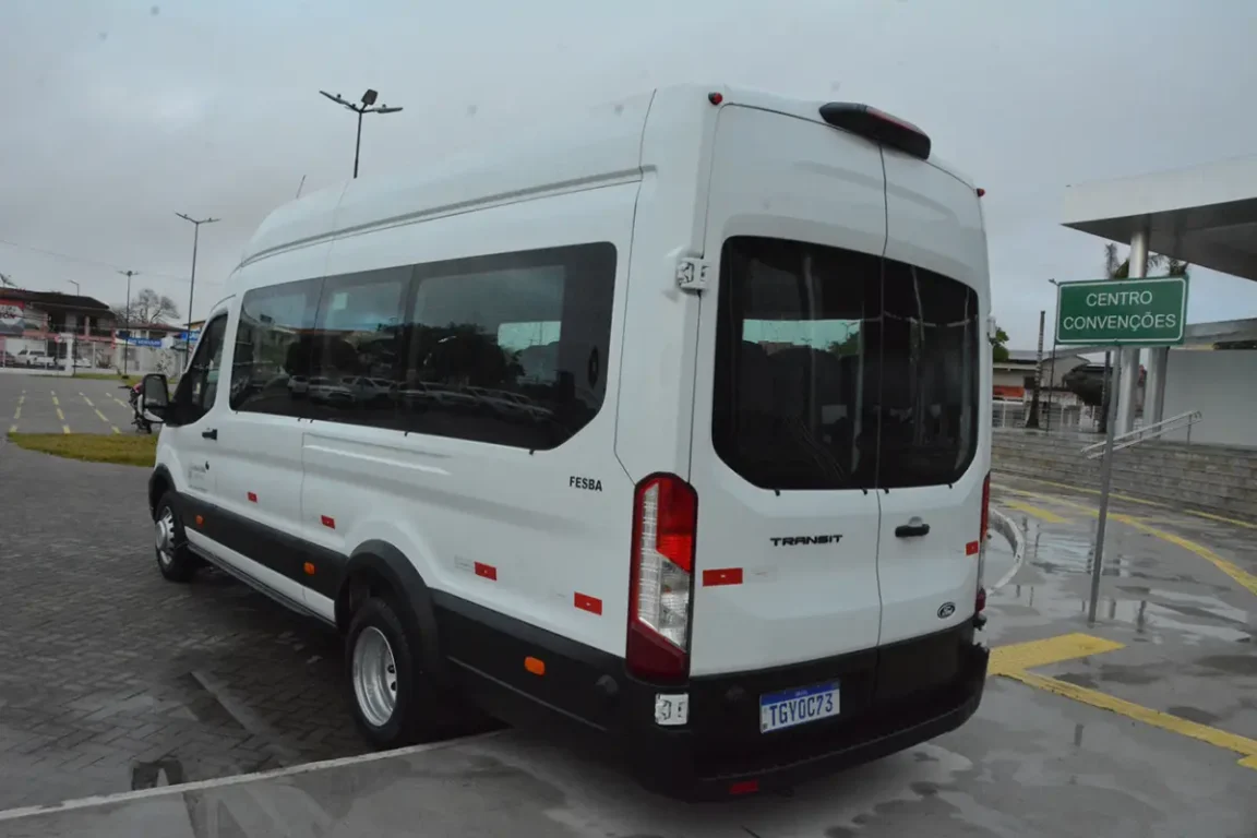 Prefeitura de Feira passa a contar com novo micro-ônibus para transportar pacientes para Salvador