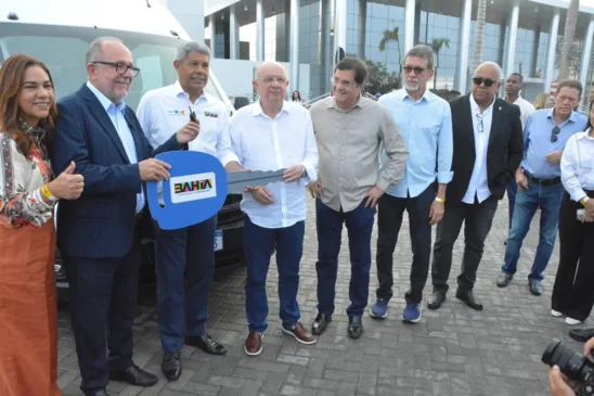 Prefeitura de Feira passa a contar com novo micro-ônibus para transportar pacientes para Salvador