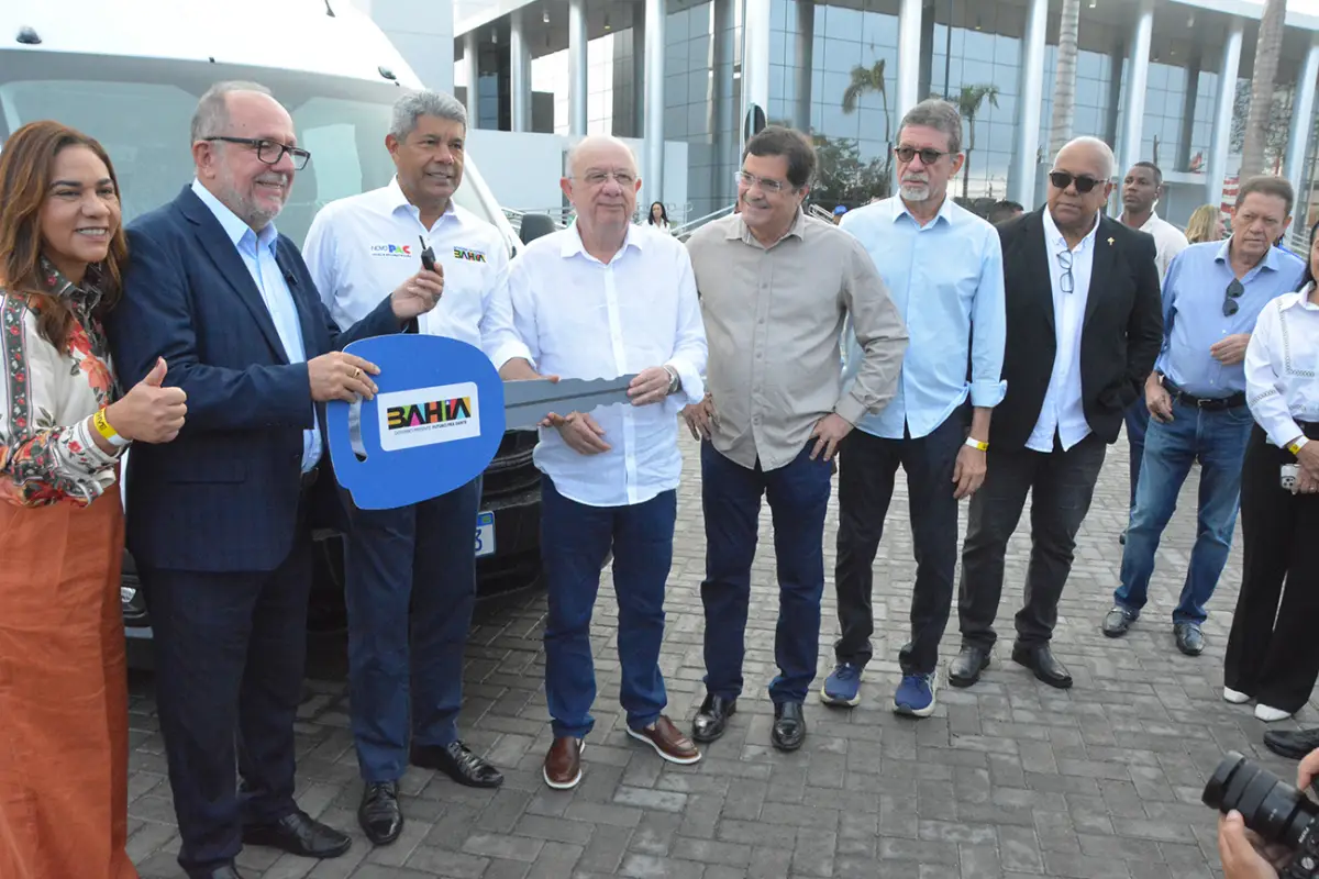 Prefeitura de Feira passa a contar com novo micro-ônibus para transportar pacientes para Salvador