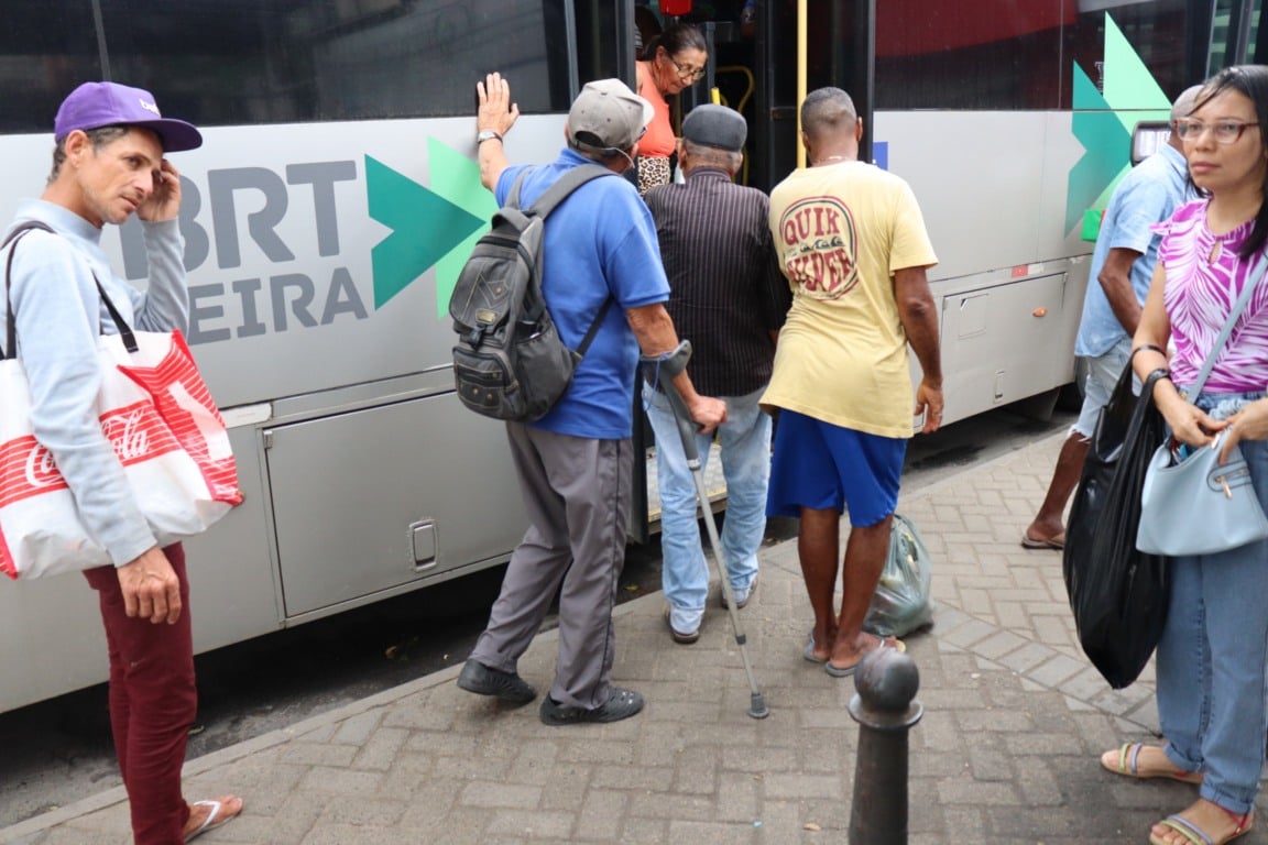 Rui Costa Pessoas subindo e descendo do BRT em Feira de Santana