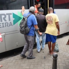 Rui Costa Pessoas subindo e descendo do BRT em Feira de Santana