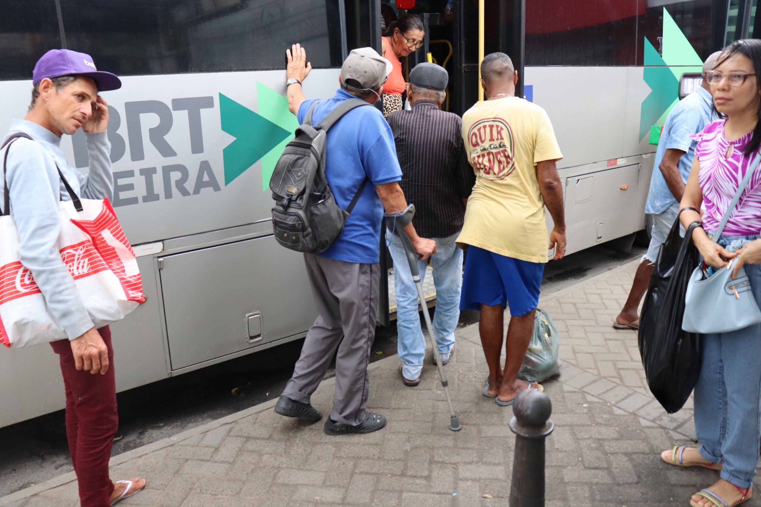 Rui Costa Pessoas subindo e descendo do BRT em Feira de Santana