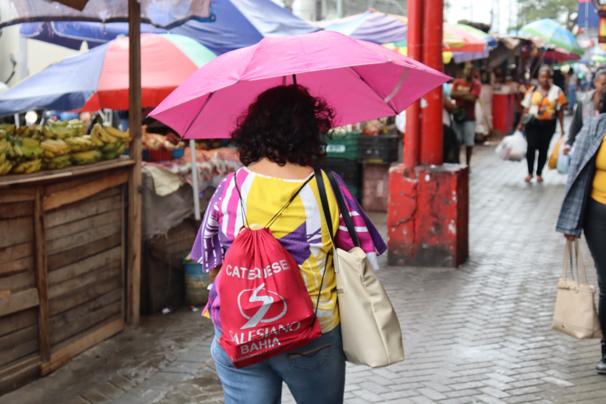 Mulher com guarda-chuva andando pela Marechal/Centro/Feira de Santana