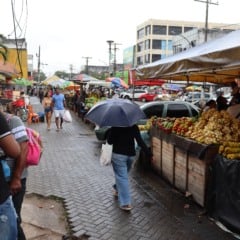 Pessoas caminhando no centro de Feira de Santana/Marechal Deodoro/Comércio/Mulher com guarda-chuva