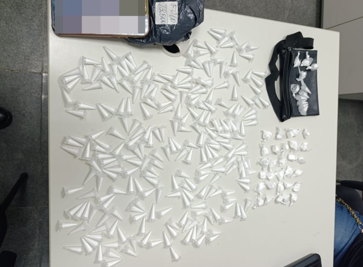 Suspeito de tráfico de drogas é preso no distrito de Humildes com mais de 200 pinos de cocaína