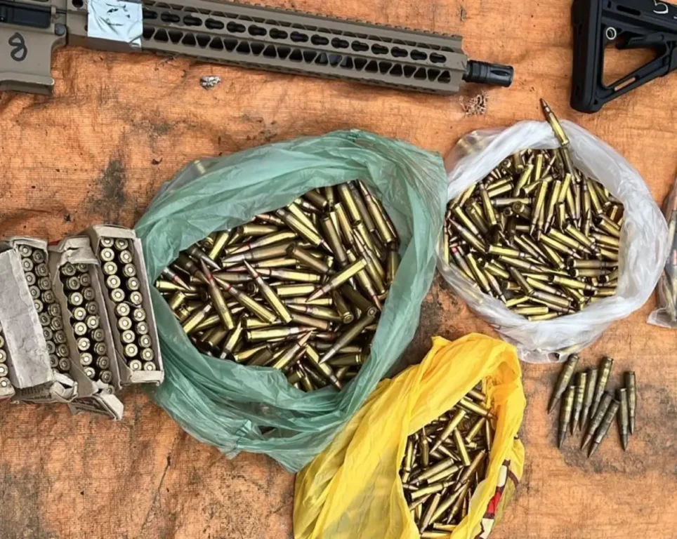 Polícia apreende 22 fuzis e tabletes de cocaína em Camaçari