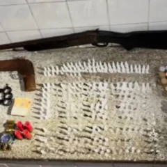 Polícia apreende arma de fogo e drogas em Conceição do Jacuípe; uma pessoa foi presa