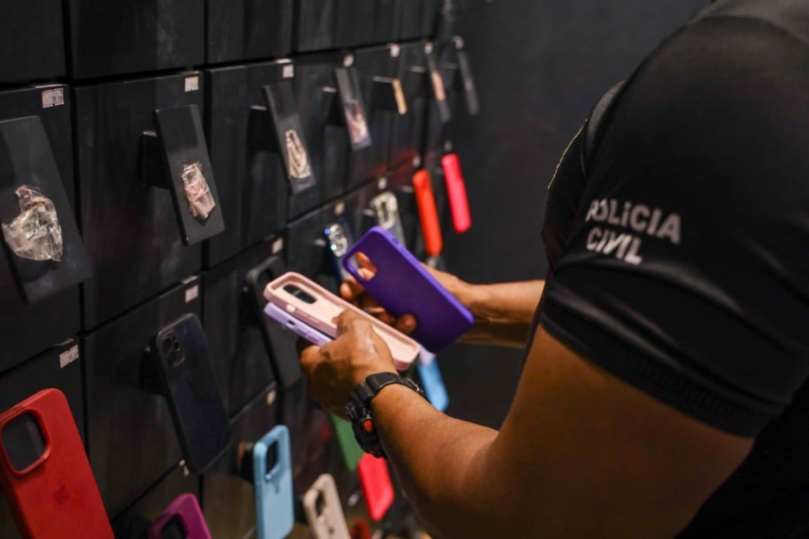Mais de dois mil acessórios de celulares falsificados são apreendidos pela Polícia Civil em Salvador