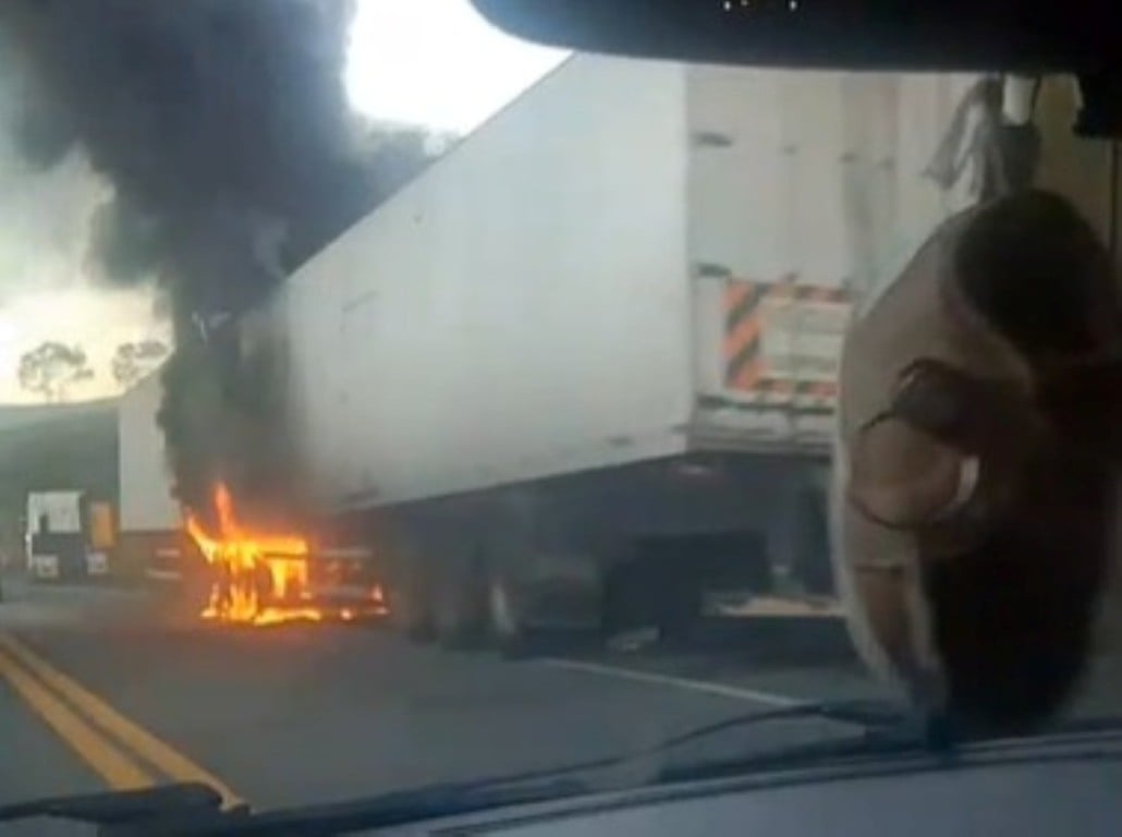 Carreta-baú pega fogo na BR-116 e causa lentidão no trânsito