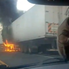 Carreta-baú pega fogo na BR-116 e causa lentidão no trânsito