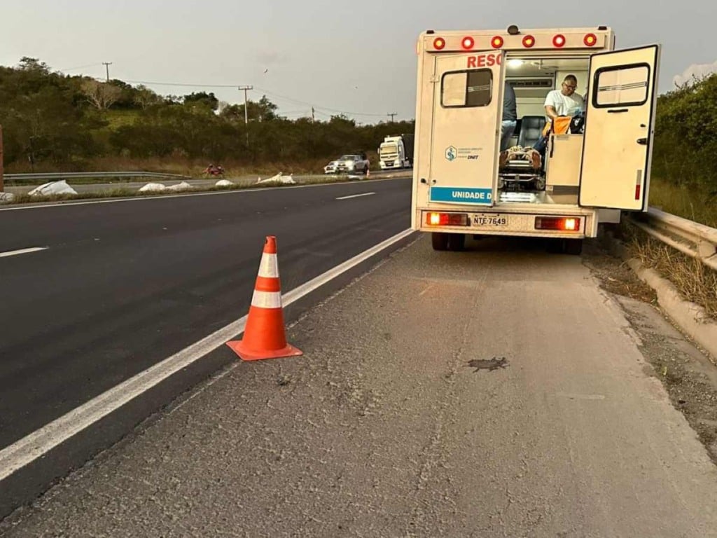 Motorista fica ferido após carreta tombar na BR-116