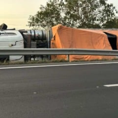 Motorista fica ferido após carreta tombar na BR-116