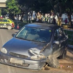 Condutor perde controle e derruba gradil na Avenida Getúlio Vargas