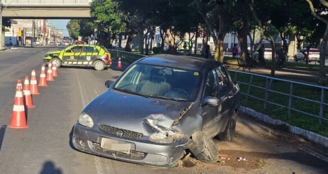Condutor perde controle e derruba gradil na Avenida Getúlio Vargas