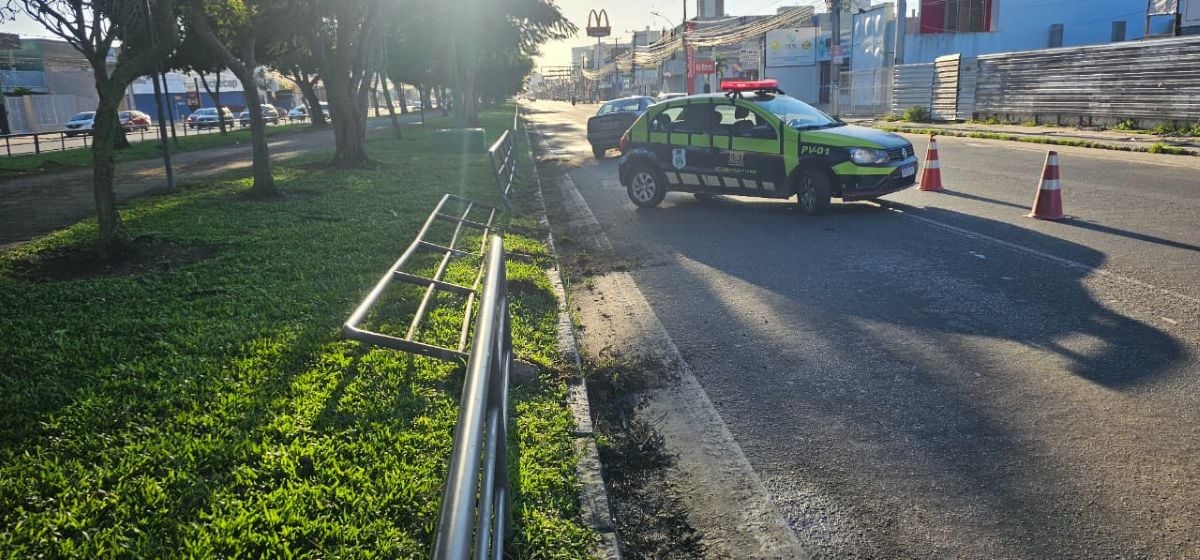 Condutor perde controle e derruba gradil na Avenida Getúlio Vargas