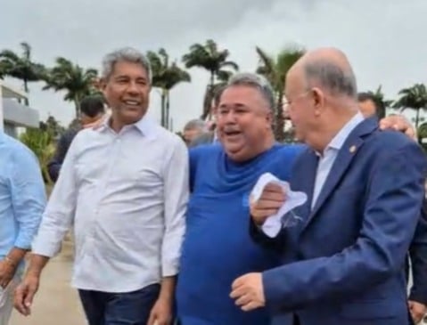 Em momento descontraído Dilsinho Rei Momo pede "casamento" entre José Ronaldo e Jerônimo Rodrigues