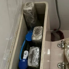 Veículo e equipamentos são apreendidos na cidade de Jequié; drogas foram encontradas em vaso sanitário
