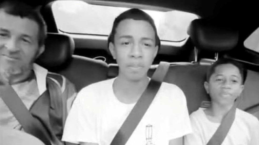 Dupla de arrocha Samuel e Mateus com o pai (esq.)