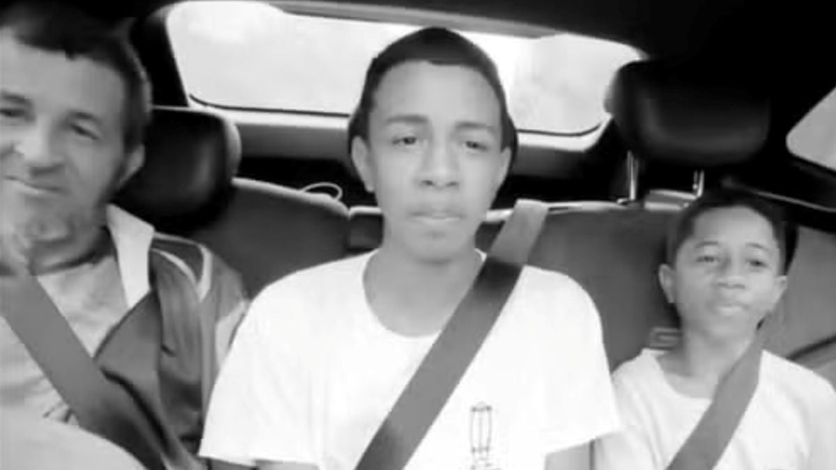 Dupla de arrocha Samuel e Mateus com o pai (esq.)