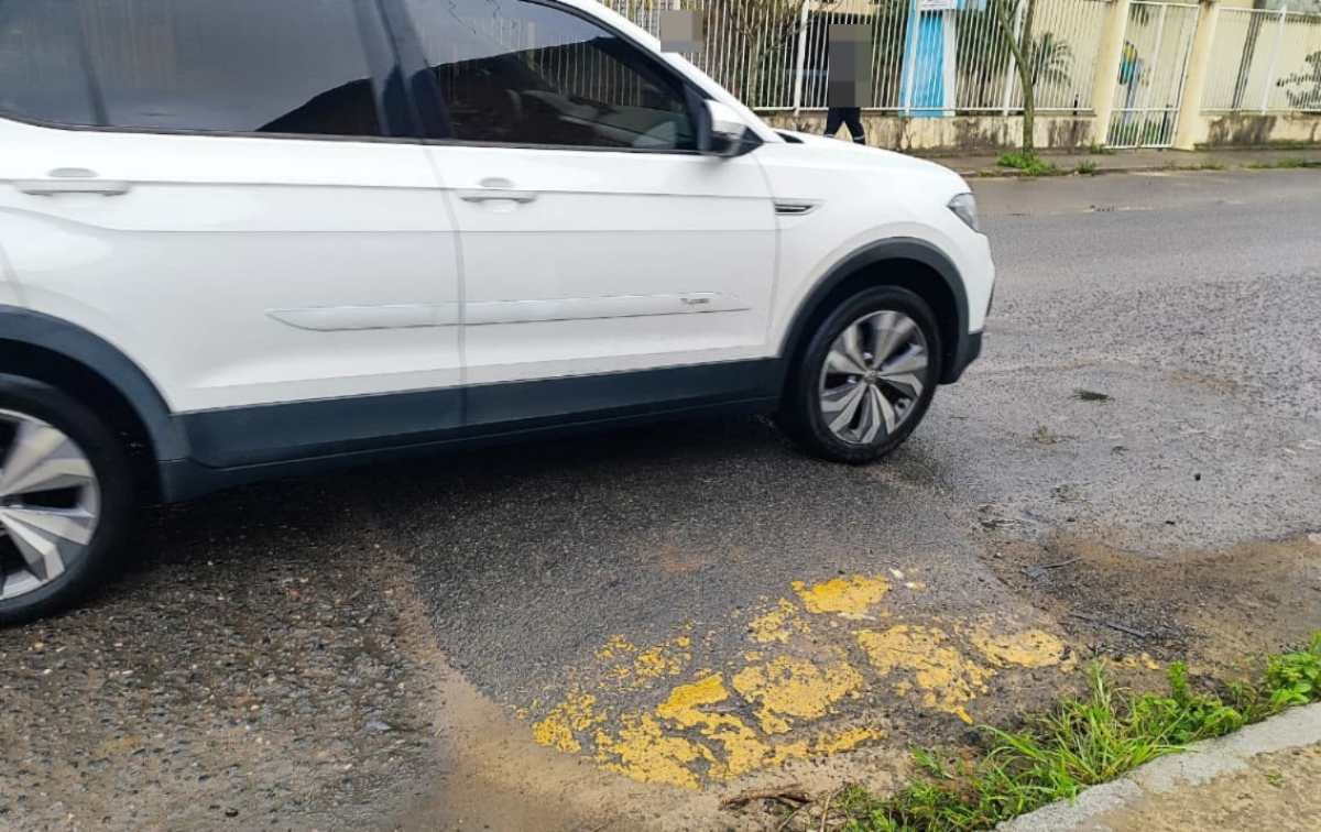 Falta de sinalização em quebra-molas causa acidentes constantes na rua Tupinambás, denuncia morador