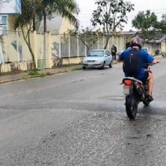 Falta de sinalização em quebra-molas causa acidentes constantes na rua Tupinambás, denuncia morador