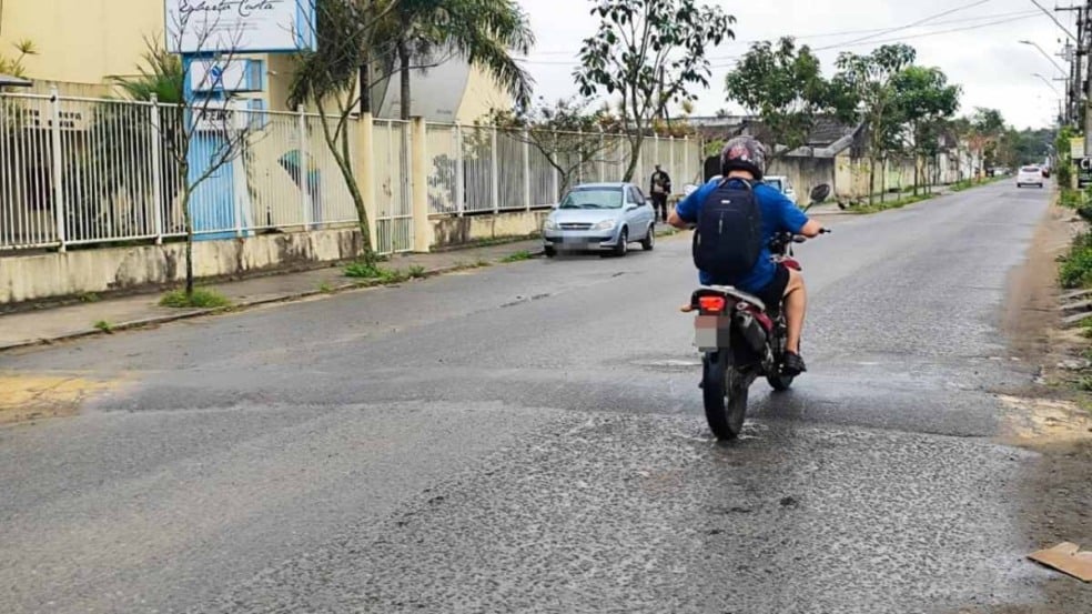 Falta de sinalização em quebra-molas causa acidentes constantes na rua Tupinambás, denuncia morador