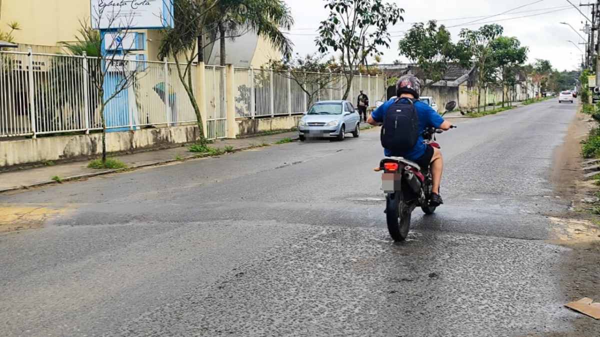 Falta de sinalização em quebra-molas causa acidentes constantes na rua Tupinambás, denuncia morador