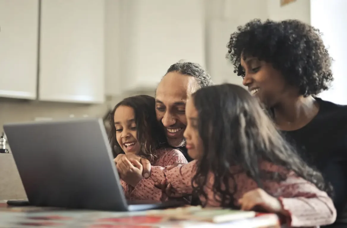 SaferNet e Google promovem formação sobre supervisão familiar e controle parental