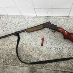 Homem é preso ameaçar companheira com espingarda em Conceição da Feira