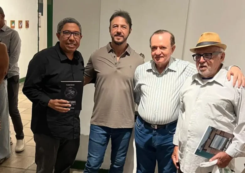 Obra reúne 60 poemas celebrando os 30 anos de atividade literária de Vladimir Queiroz