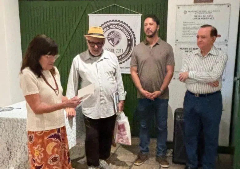 Obra reúne 60 poemas celebrando os 30 anos de atividade literária de Vladimir Queiroz