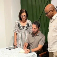 Obra reúne 60 poemas celebrando os 30 anos de atividade literária de Vladimir Queiroz