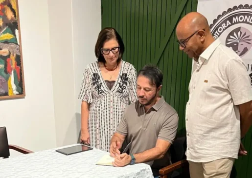 Obra reúne 60 poemas celebrando os 30 anos de atividade literária de Vladimir Queiroz