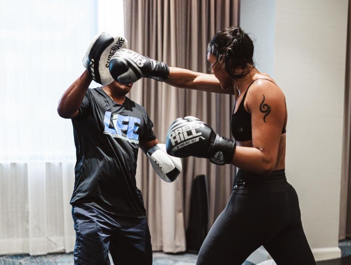 Lutadora feirense estreia no UFC como a mais jovem da organização; Alice Pereira enfrenta rival mexicana neste sábado (13)