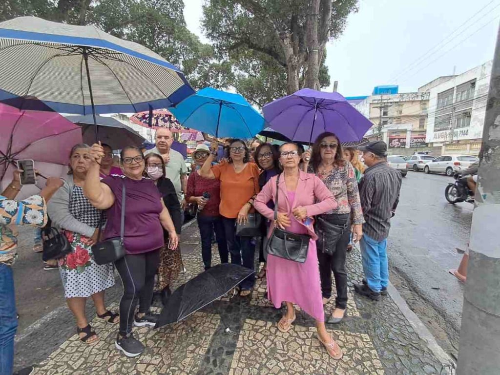 Professores municipais realizam manifestação para cobrar pagamento dos precatórios