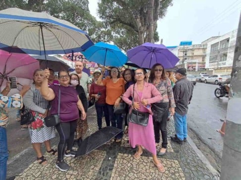 Professores municipais realizam manifestação para cobrar pagamento dos precatórios