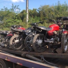 PM flagra direção perigosa em passeio motociclístico e apreende veículos em Humildes, em Feira de Santana